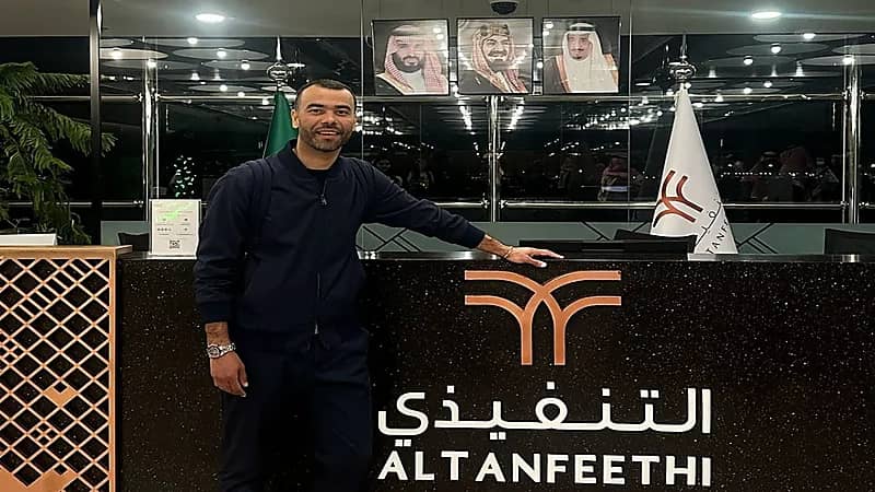 الإنجليزي آشلي كول يصل الرياض.. فيديو