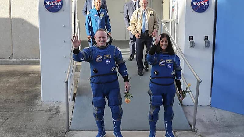 ‎مركبة سبيس إكس تصل محطة الفضاء لإعادة الرائدين العالقين.. فيديو