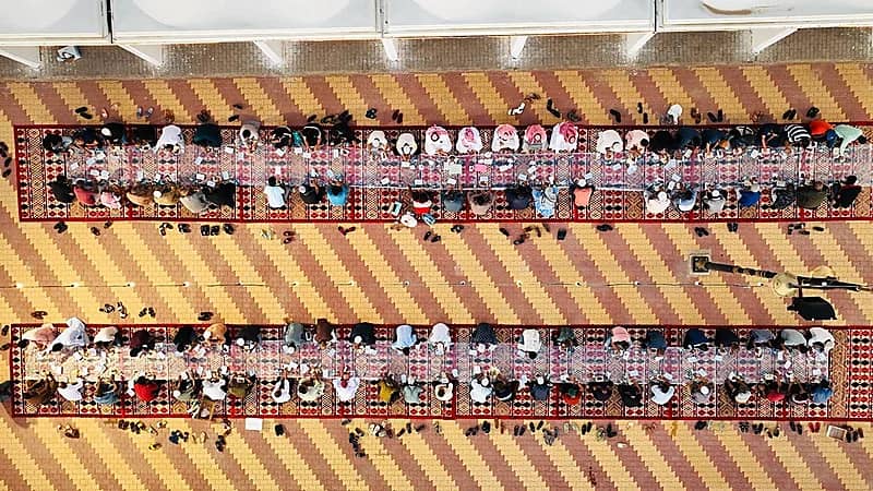 بلدية محافظة المويه تقيم مأدبه افطار لعمال النظافة والميدان