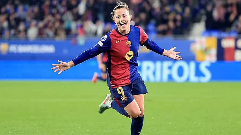 نجمة برشلونة تسجل هدفًا عالميًا على طريقة ميسي .. فيديو