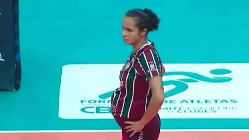 برازيلية حامل في شهرها الخامس تشارك في دوري السوبر للكرة الطائرة