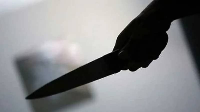 مشبوه يؤذي نفسه بأداة حادة عند طلب بطاقته الشخصية