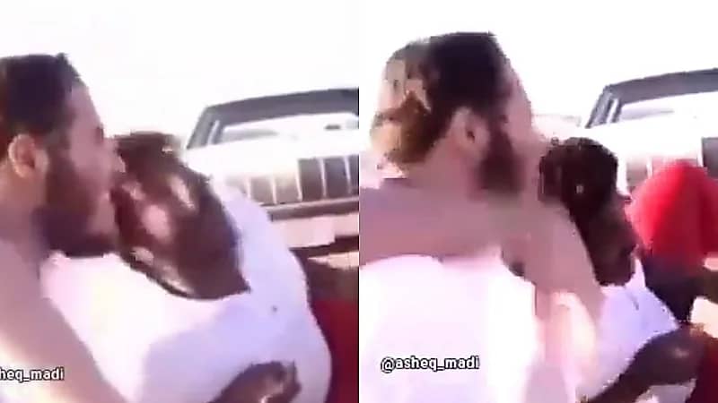 مشهد من الزمن الجميل: شباب في الرياض يقلدون إعلانات الثمانينات .. فيديو