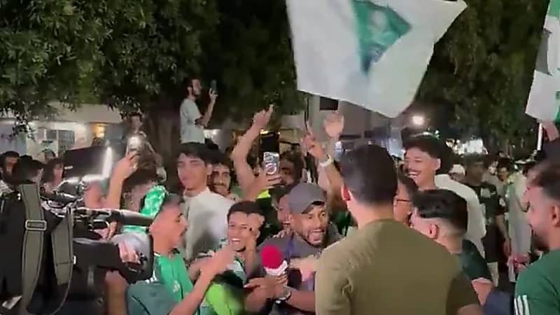 مراسل قنوات الكأس مع الجماهير: خطوة بخطوة نجيب النخبة .. فيديو