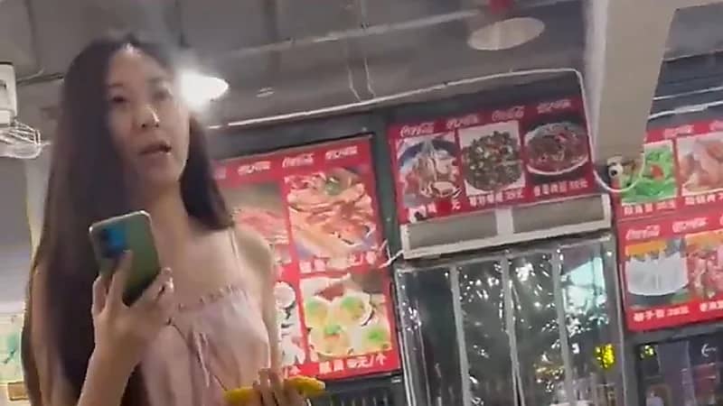 عائلة أمريكية تتعرض لهجوم عنصري من فتاة صينية .. فيديو