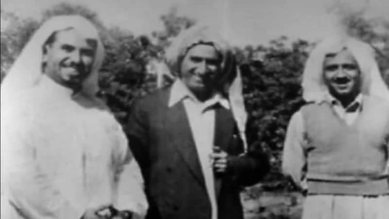 صورة نادرة لـ أميريْ الكويت الشيخ جابر والشيخ صباح ويتوسطهم الشيخ خزعل