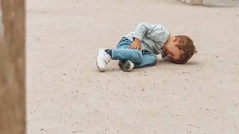 نجاة عجيبة لطفل سقط من الطابق الـ 15!