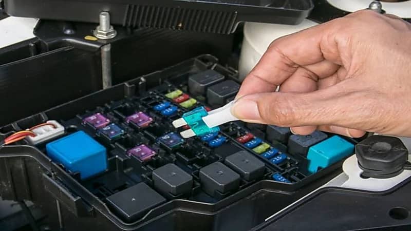 علامات تلف فيوز السيارة