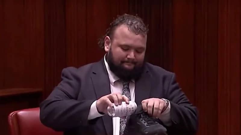 نائب يحتفل بتقاعده بشرب الخمر في حذاء.. فيديو