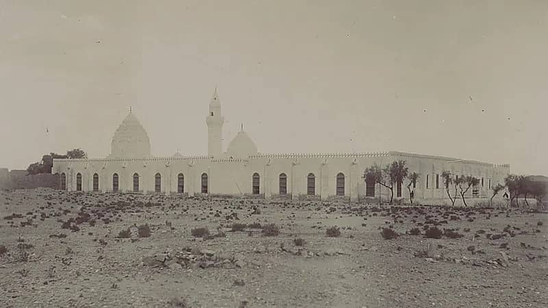 صورة نادرة لمسجد ابن عباس في الطائف تعود لأكثر من 130 عامًا