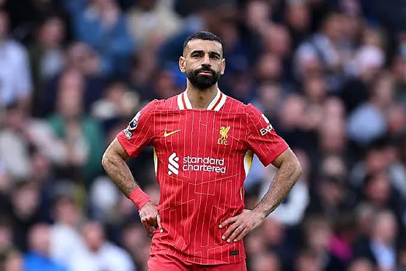 محمد صلاح يحتفل مع أسرته بتتويجه هدافاً للدوري الإنجليزي للمرة الرابعة