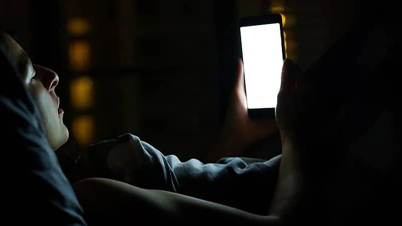دراسة: استعمال الشاشات قبل النوم يرفع ضغط الدم