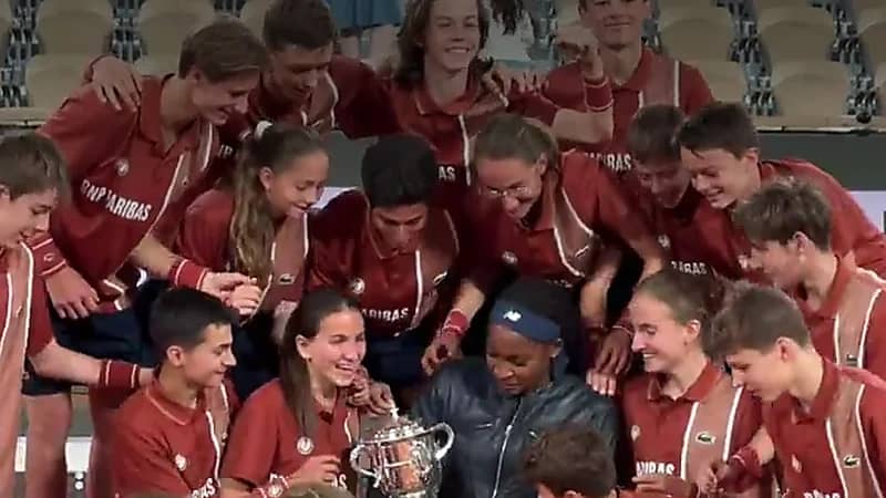 كوكو جوف تحتفل بلقب البطولة مع أطفال جمع الكرات .. فيديو