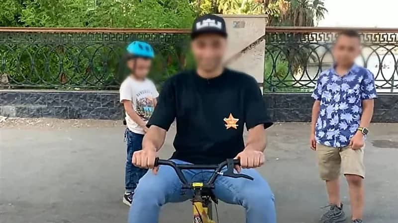 فتاة تطلب الطلاق من زوجها لهوسه باللعب مع الأطفال بالدراجة في الشارع