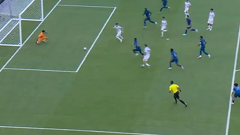 بونو يواصل تألقه ويتصدى لضربة جزاء ريال مدريد في الوقت القاتل  .. فيديو