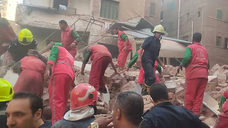 انهيار عقارين من أربعة طوابق بمصر