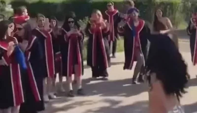 راقصة شرقية تثير الجدل في حفل تخرج بجامعة تركية