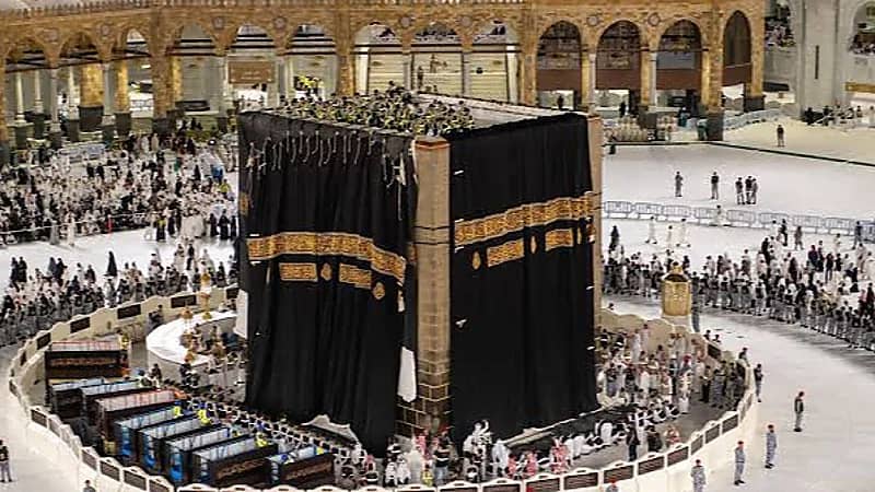 هيئة العناية بالحرمين: الانتهاء من مراسم تغيير كسوة الكعبة المشرفة في وقتٍ قياسي باستخدام عوامل فنية وتنظيمية مبتكرة