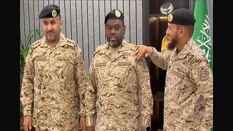 اللواء سعود بن عبدالعزيز يقلد الرئيس رقباء محمد عبدالله رتبته الجديدة