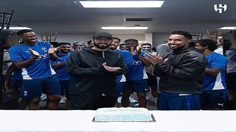 بعثة الهلال تحتفي برئيس النادي فهد بن نافل بمناسبة قدوم مولودته "مضاوي"