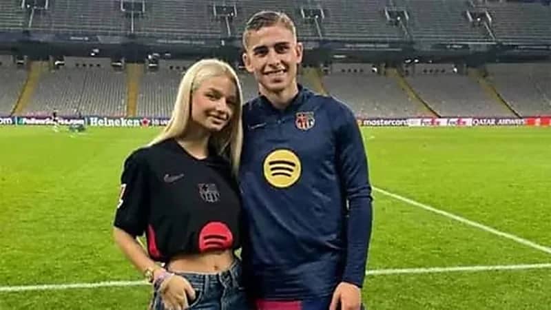 نجم برشلونة يعود لصديقته بعد اتهامات بالخيانة