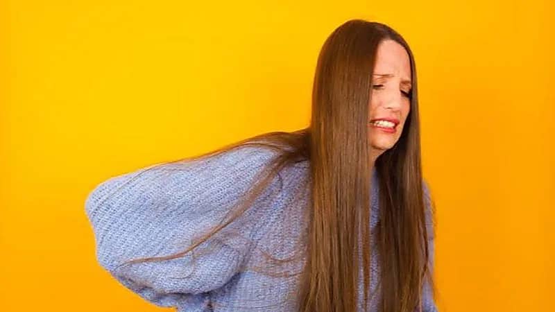 6 عادات بسيطة تجنبها لحماية عمودك الفقري