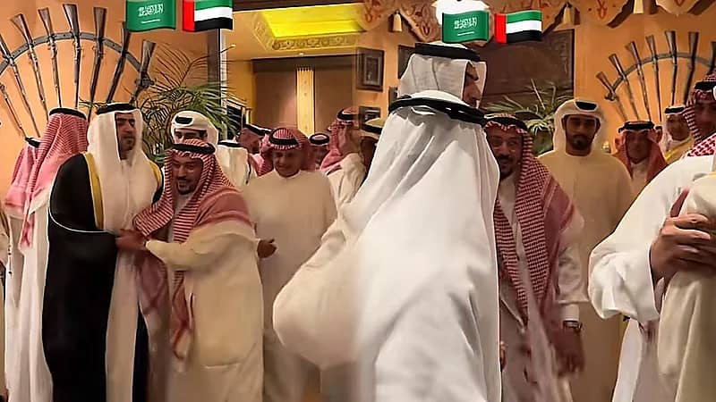 موقف أخوي بين أمير القصيم وسفير الإمارات : “طالع معك لو تحلف"