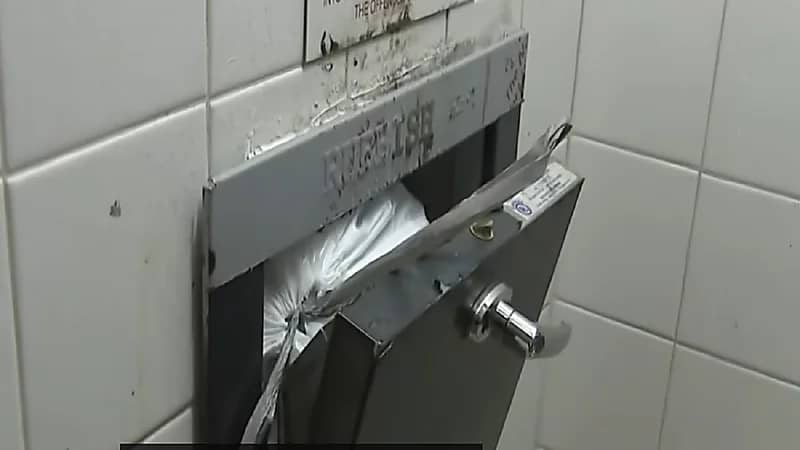 رجل يرمي طفلة في مخرج نفايات .. فيديو