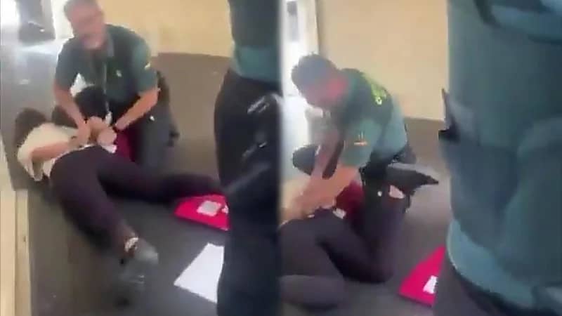 شركة طيران تتعرض لهجوم بسبب طردها لعدد من اليهود..فيديو