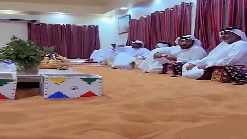 مجلس عربي على الرمال يحيي التراث بلمسات حديثة.. فيديو