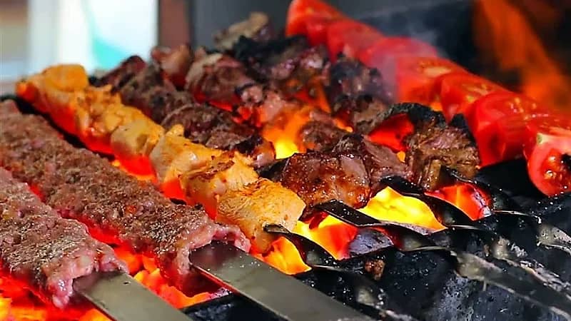 شاب يطلق النار على مطعم كباب في العراق لتأخر طلبه