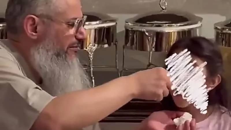 حميدان التركي يُطعم أحفاده بعد الإفراج عنه.. فيديو