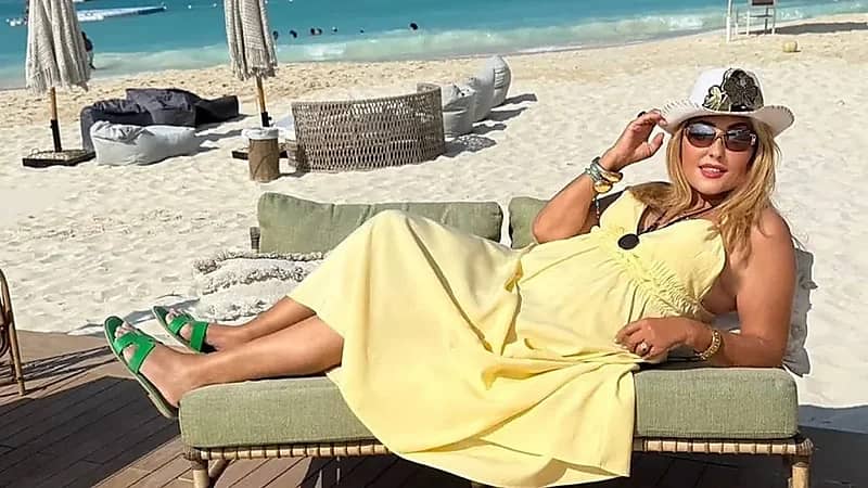 نادية الجندي تشعل مواقع التواصل بإطلالة شبابية على البحر .. صور