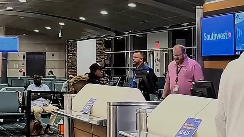 غضب مسافرة يحول مطار أورلاندو إلى ساحة فوضى بعد رفض صعودها للطائرة .. فيديو