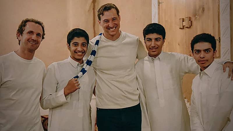 بن هاربورغ يظهر بشال الهلال ويثير تفاعلاً واسعًا