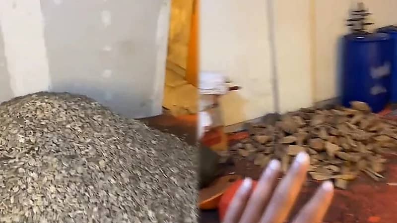 مواطن يستعرض مصنع عود بخور في إندونيسيا ..فيديو