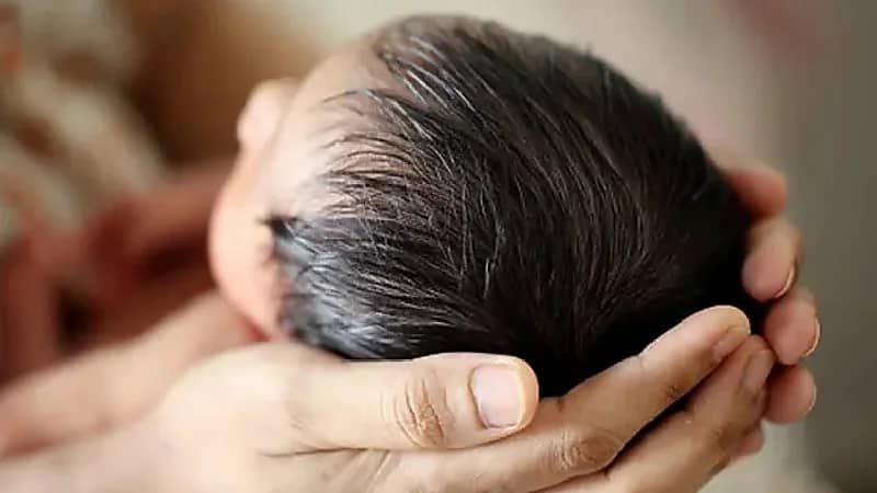 القبض على أب ترك مولودته الرضيعة تتناول المخدرات