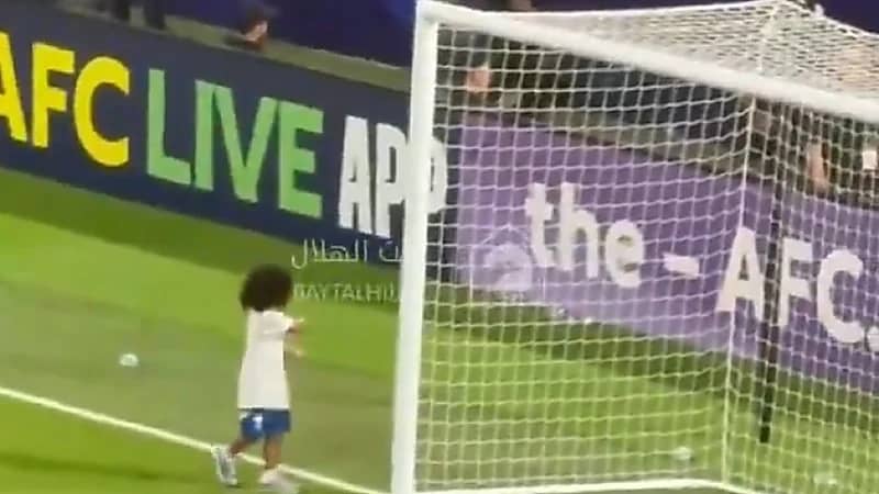 نجل سالم الدوسري يحتفل على طريقته .. فيديو