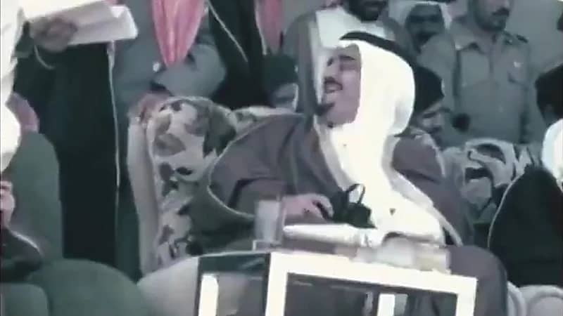 مقطع نادر لـ الملك خالد أثناء رعايته سباق الهجن في الرياض.. فيديو