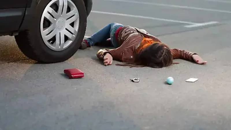 مقطع صادم لشاحنة تدهس فتاة عمدًا وتتركها على جانب الطريق  ..  فيديو