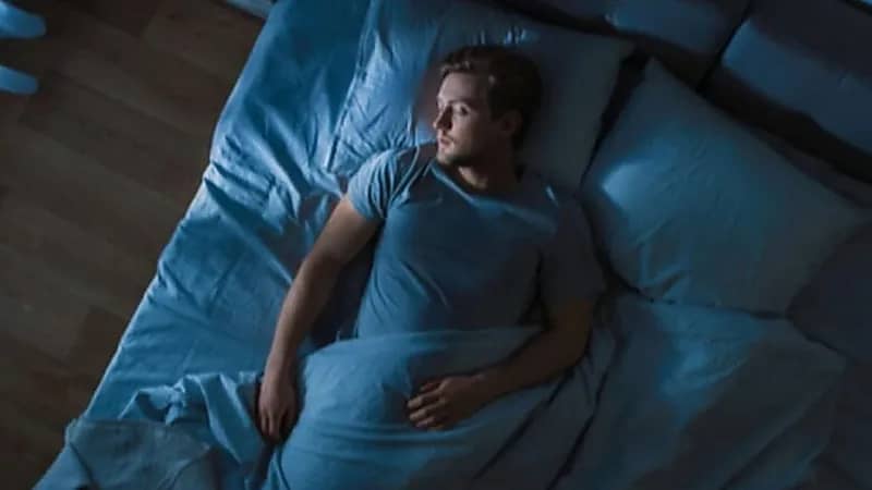 استشاري يكشف: برودة الغرفة تعزز النوم وهذه العادات تدمره .. فيديو