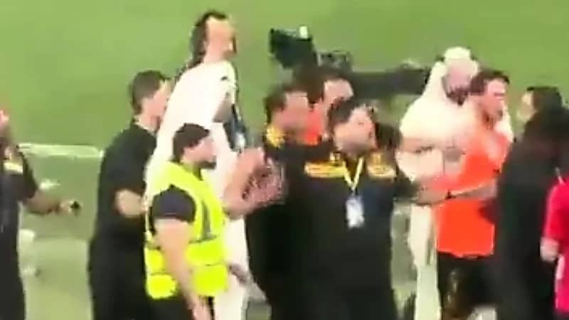 مشادة بين الأنصاري والهاجري خلال مباراة القادسية والكويت  .. فيديو