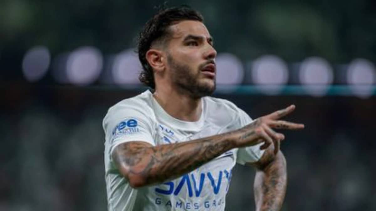 5 لاعبين من الهلال يلتحقون بمنتخباتهم الوطنية