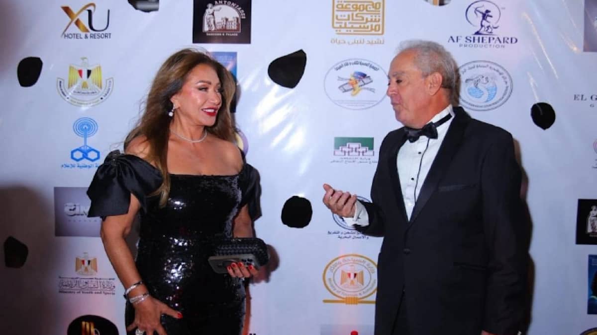 استياء الفنانة ليلى علوي بعد إصرار معجب على التصوير معها..فيديو