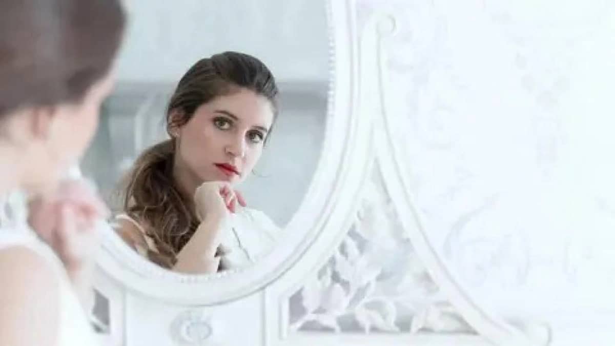 سر اختلاف شكلنا في الصور الفوتوغرافية عن المرآة