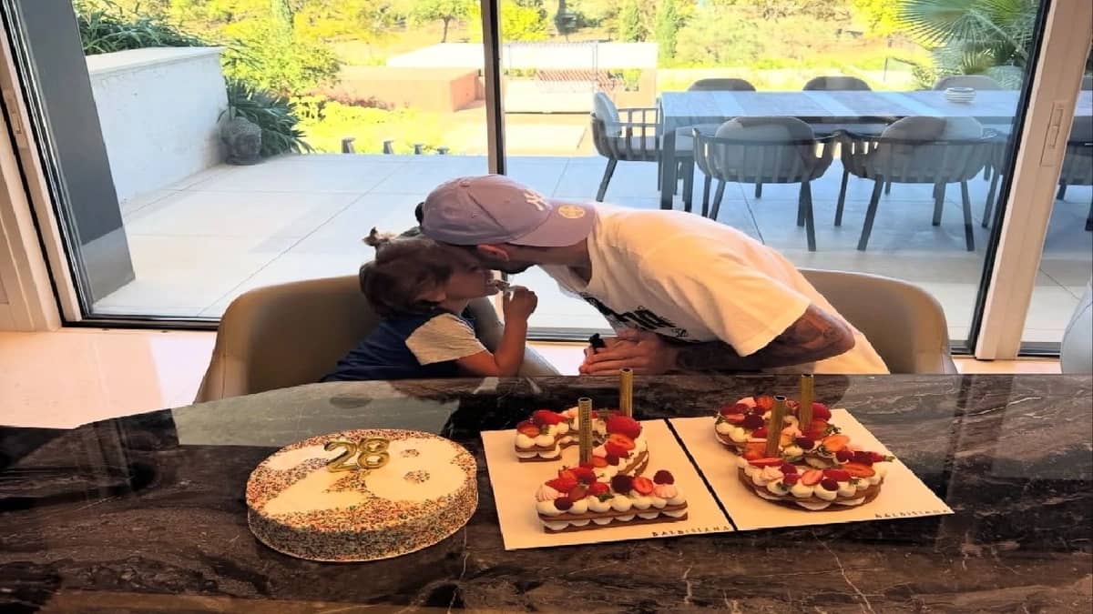 ثيو هيرنانديز يحتفل بعيد ميلاده الـ28 برفقة ابنه.. صور