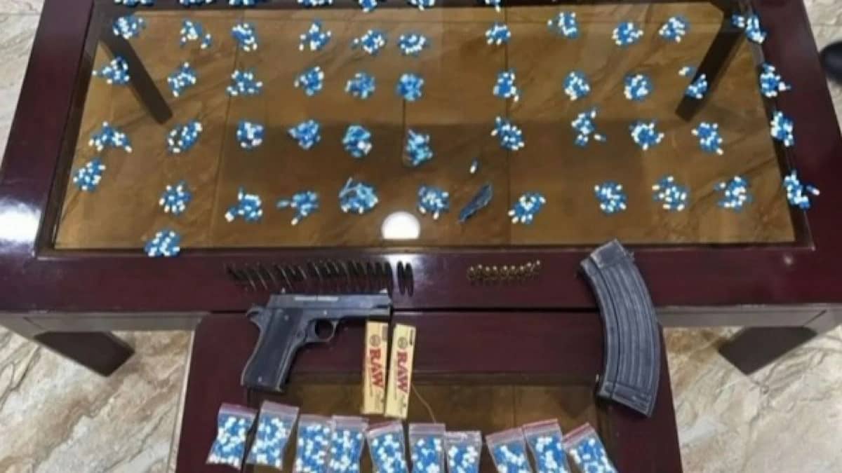 ضبط منتسب في "الداخلية" بحوزته مخدرات وسلاح ناري بالكويت