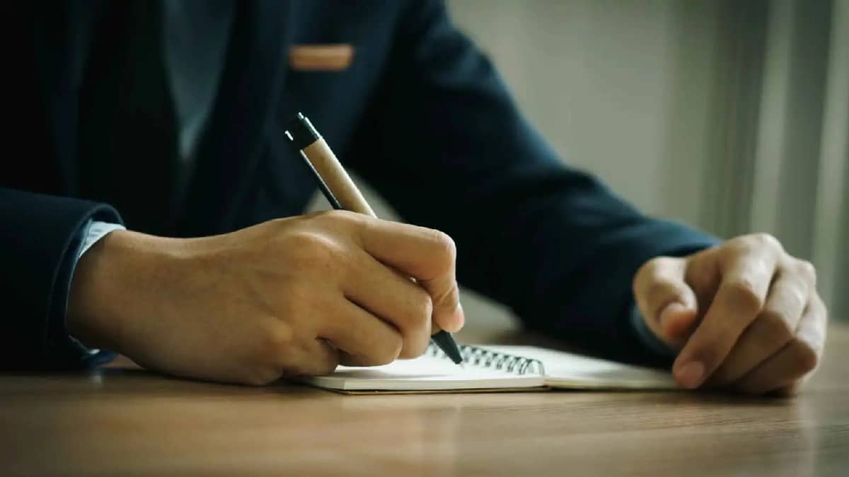 رحيل الشاعر العراقي حسين ربح بين كتبه في بغداد