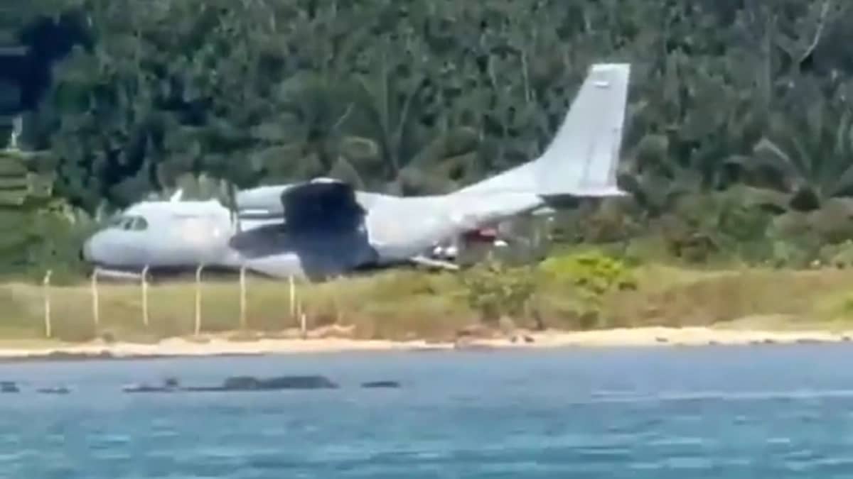 لحظة فرار رئيس مدغشقر بطائرة فرنسية.. فيديو