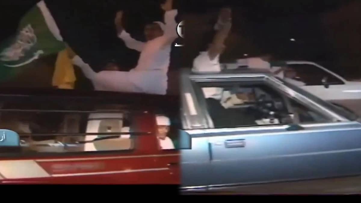 فرحة الجماهير بعد تأهل الأخضر لكأس العالم لأول مرة في تاريخه قبل31 عام .. فيديو